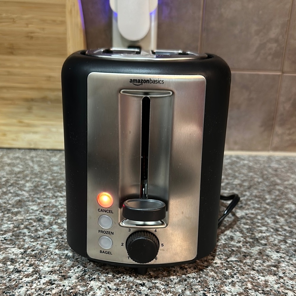 Amazon Basics Toaster - NEW - Picture 9 of 14